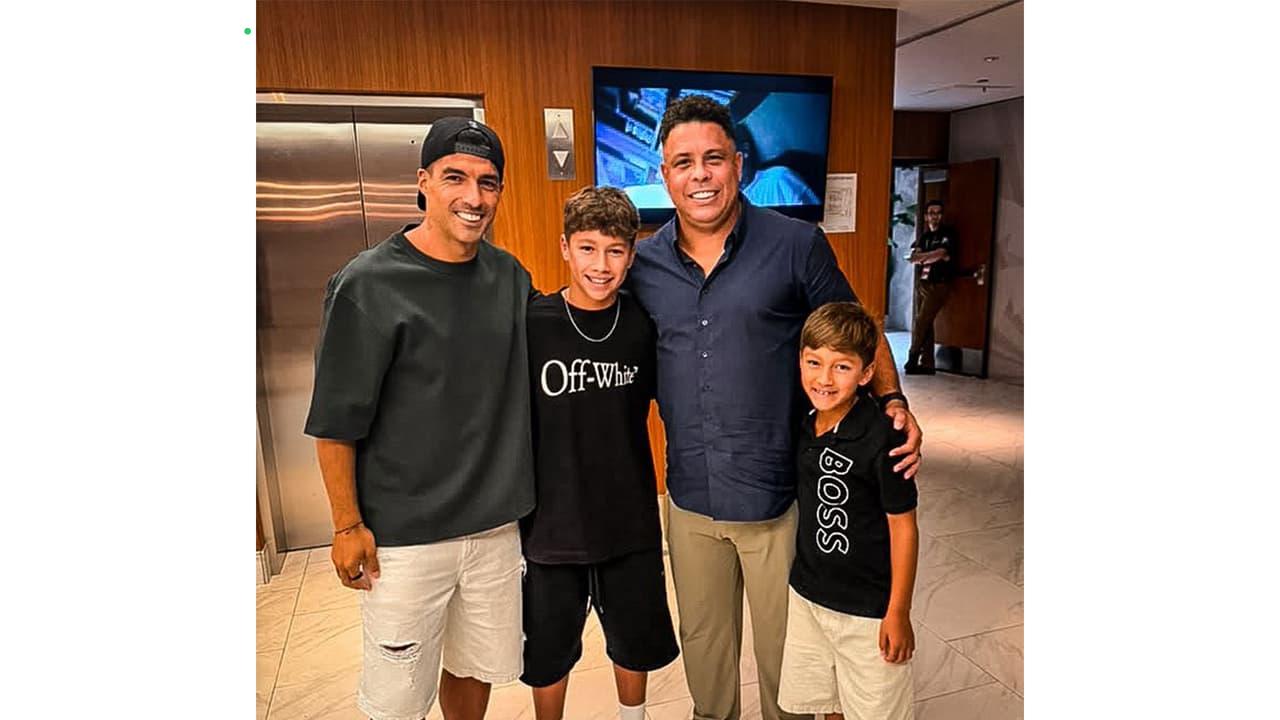 Suarez Names Ronaldo Nazario the Best Nine Ever — and Has the Photo to Prove It.